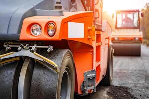 strada rullo appiattimento nuovo asfalto. pesante vibrazione rullo a opera pavimentazione asfalto, strada riparare. selettivo messa a fuoco. foto