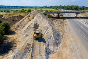 aereo Visualizza su il strada rullo Lavorando su il nuovo strada costruzione luogo. strada riparare, avvicinamento foto