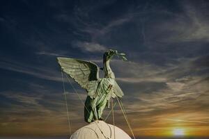 bronzo statua di un angelo con disteso Ali contro un' vivace tramonto cielo nel Liverpool, UK. foto