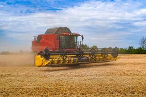 agronomia combinare oro Grano mietitrice. agricolo agricoltura Grano raccolta. foto