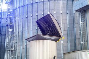 grande serbatoio di industriale chimica Torre. metallo fabbrica costruzione di benzina. foto