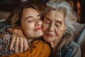 ai generato vicino su ritratto di un' carino poco ragazza abbracciare sua nonna a casa. La madre di giorno foto
