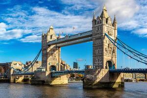 soleggiato giorno Visualizza di il iconico Torre ponte al di sopra di il fiume Tamigi nel Londra, UK, con blu cieli e soffice nuvole. foto