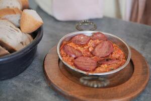 Turco uomini con salsiccia nel un' frittura padella. . foto