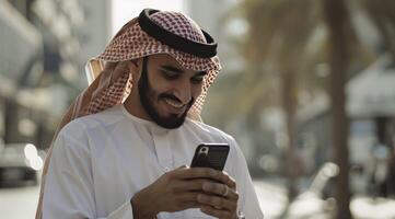 ai generato un arabo uomo è utilizzando smartphone per vedendo eid ul Fitr shopping offrire foto