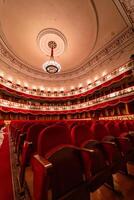 lusso rosso enorme Teatro. grande vuoto auditorium Teatro sala. foto