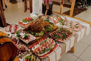 cosacco tavolo. banchetto sala carne ossequi per ospiti. fatti in casa ritagli. Maiale filetto. delizioso carne tagli. carne piatto. delizioso composizioni a partire dal affumicato menta. Villetta formaggio. foto