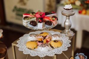 mandorla biscotti, dolce torte per un' nozze banchetto. un' delizioso ricezione, un' lussuoso cerimonia. tavolo con dolci e dolci. delizioso colorato francese dolci su un' piatto o tavolo. caramella sbarra. foto