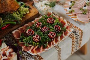 cosacco tavolo. banchetto sala carne ossequi per ospiti. fatti in casa ritagli. Maiale filetto. delizioso carne tagli. carne piatto. delizioso composizioni a partire dal affumicato menta. Villetta formaggio. foto