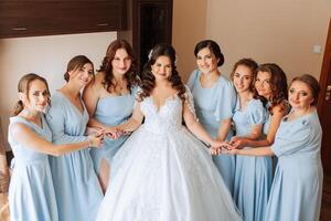 ritratto di il sposa con sua gli amici. elegante e elegante sposa con sua amici nel accoppiamento vestiti nel il camera nel il mattina. molti bellissimo ragazze nel uno foto. foto