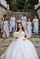 nozze fotografia. un' brunetta sposa nel un' bianca vestito con un' mazzo e sua brunetta amiche foto