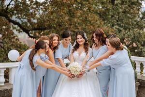 nozze fotografia. un' brunetta sposa nel un' bianca vestito con un' mazzo e sua brunetta amiche foto