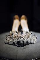 Perdere bellezza spettacolo diamante argento corona, cristallo tiara gioielleria, abbellito con pietre preziose su Da donna alto tacco scarpe sfondo.. foto