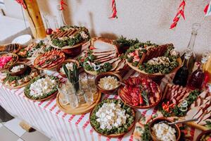 cosacco tavolo. banchetto sala carne ossequi per ospiti. fatti in casa ritagli. Maiale filetto. delizioso carne tagli. carne piatto. delizioso composizioni a partire dal affumicato menta. Villetta formaggio. foto