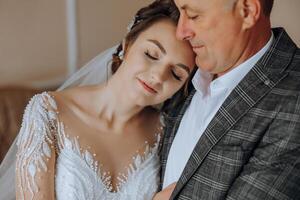 un' bellissimo sposa con sua padre su sua nozze giorno. il migliore momenti di il nozze giorno. figlia e padre. foto