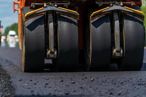 strada rullo appiattimento nuovo asfalto. pesante vibrazione rullo a opera pavimentazione asfalto, strada riparare. selettivo messa a fuoco. foto