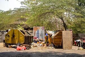 un' temporaneo sciocchezze cumulo di rifiuti con parecchi spazzini ordinamento il sciocchezze, Indonesia, 2 novembre 2023. foto