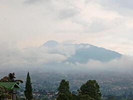 bellissimo Visualizza con nebbioso di salak montagna, punca bogor Indonesia. foto