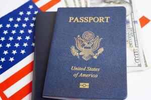noi passaporto con Stati Uniti d'America dollaro i soldi, americano cittadino nel unito stati di America. foto