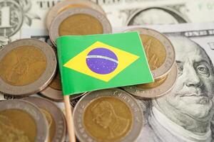 brasile bandiera su monete sfondo, finanza e contabilità, bancario concetto. foto