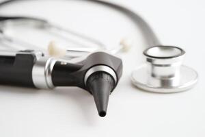 otoscopio isolato su bianca sfondo per otorinolaringoiatra o ent medico medico l'esame anziano paziente orecchio, udito perdita problema. foto