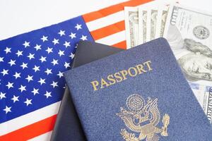 noi passaporto con Stati Uniti d'America dollaro i soldi, americano cittadino nel unito stati di America. foto