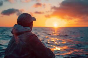 ai generato un' marinaio pacificamente godendo un' momento di solitudine a Alba guardando su al di sopra di il tranquillo oceano orizzonte con un' senso di serenità e avventura foto