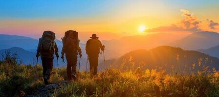 ai generato gruppo escursioni a piedi nel montagne a tramonto, esplorando natura su estate viaggio, attivo escursionisti insieme foto