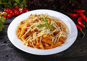 penne bolognese con parmigiano foto