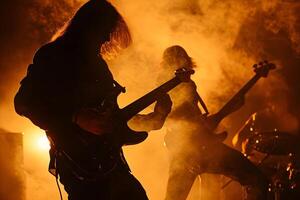 ai generato dai capelli lunghi roccia musicista con elettrico chitarra giocando nel buio Fumo con arancia illuminazione. foto