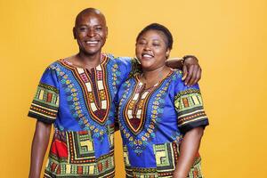 sorridente romantico uomo e donna coppia abbracciare, condivisione amore ritratto. contento africano americano Sposa Abbracciare una persona e in mostra bonding mentre in posa insieme e guardare a telecamera foto