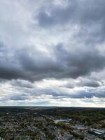 bellissimo alto angolo Visualizza di cielo e drammatico nuvole al di sopra di centrale hemel canapa città di Inghilterra grande Gran Bretagna. novembre 5°, 2023 foto