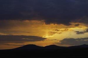 ispirazione citazioni concetto foto. silhouette di colline a tramonto o Alba foto