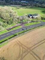 aereo Visualizza di Britannico campagna e agricolo azienda agricola terra a villaggio di Inghilterra UK. marzo 1°, 2024 foto