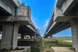 sotto un' Pedaggio strada ponte o autostrada con un' luminosa blu cielo foto