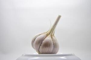 un' aglio isolato su bianca sfondo foto