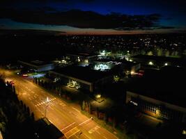 aereo Visualizza di illuminato watford città di Inghilterra UK a notte. marzo 3°, 2024 foto