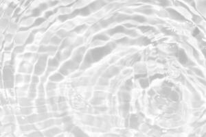 bianca acqua con increspature su il superficie. defocus sfocato trasparente bianca colorato chiaro calma acqua superficie struttura con spruzzi e bolle. acqua onde con splendente modello struttura sfondo. foto