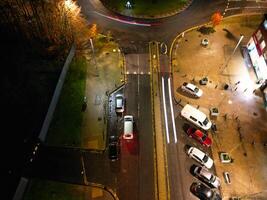 aereo Visualizza di illuminato centrale luton città di Inghilterra UK durante notte. novembre 27, 2023 foto