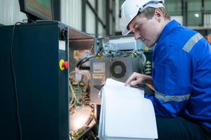 tecnico Lavorando su il elettrico controllo Consiglio dei ministri di robotica braccio, robotica braccia industriale sfondo foto