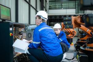 tecnico Lavorando su il elettrico controllo Consiglio dei ministri di robotica braccio, robotica braccia industriale sfondo foto