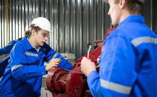 tutti e due di ingegneri Lavorando insieme nel un' robotica braccio fabbrica, robotica braccio industria e ingegneria concetto. foto