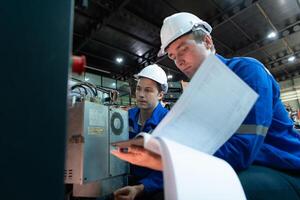 tecnico Lavorando su il elettrico controllo Consiglio dei ministri di robotica braccio, robotica braccia industriale sfondo foto