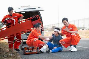 il paramedico è assistere un ferito uomo nel un emergenza situazione su il strada. foto