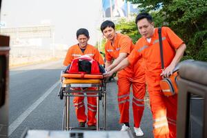 il paramedico è assistere un ferito uomo nel un emergenza situazione su il strada. foto