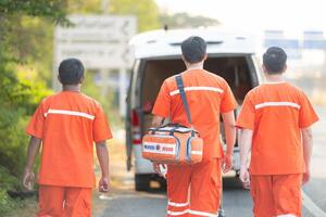 ritratto di paramedico squadra è assistere un ferito uomo nel un emergenza situazione su il strada. foto