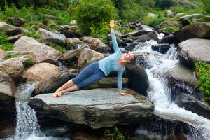 donna fare yoga asana vasisthasana lato tavola posa all'aperto foto