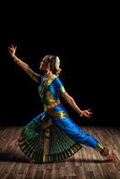 bellissimo donna ballerino di indiano classico danza bharatanatyam foto