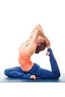 sportivo in forma yogini donna fare yoga asana eka pada kapotasana foto