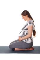 incinta donna fare yoga asana virasana foto
